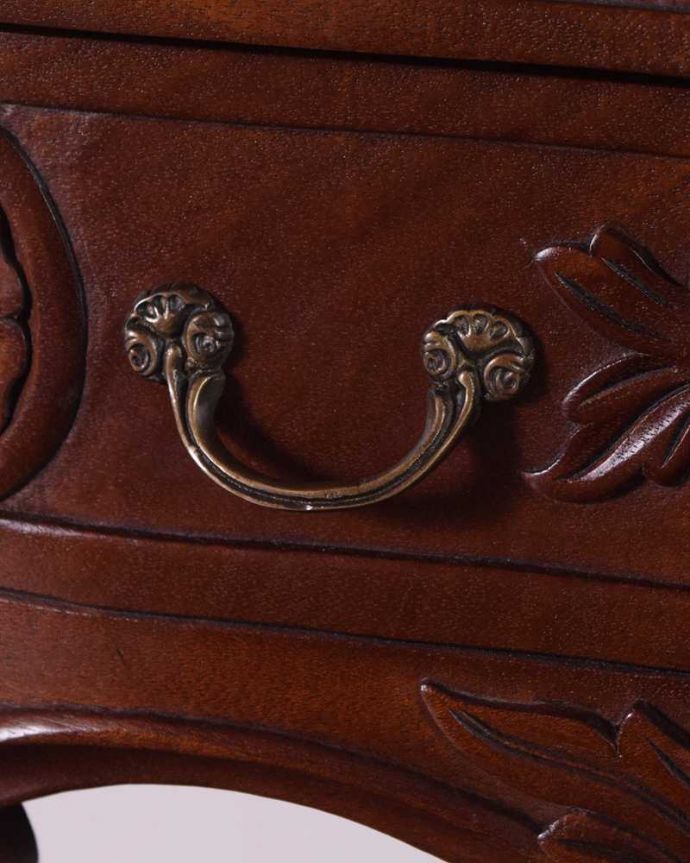 アンティークのデスク・書斎机　アンティーク家具　お花の彫りが美しい英国で見つけたアンティークライティングテーブル（デスク）。あらゆる部分にこだわりが取っ手だけを見ても、凝った装飾なんです。(q-1702-f)