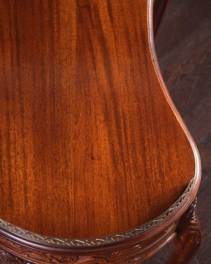 アンティークのデスク・書斎机　アンティーク家具　お花の彫りが美しい英国で見つけたアンティークライティングテーブル（デスク）。天板を近くから見ると･･･デスクは天板を使う家具なので、キレイにお直ししました。(q-1702-f)