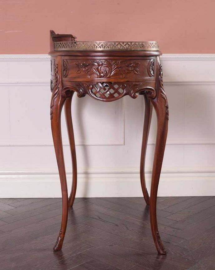 アンティークのデスク・書斎机　アンティーク家具　お花の彫りが美しい英国で見つけたアンティークライティングテーブル（デスク）。横顔も美しいですもちろん横から見られても自信があります。(q-1702-f)