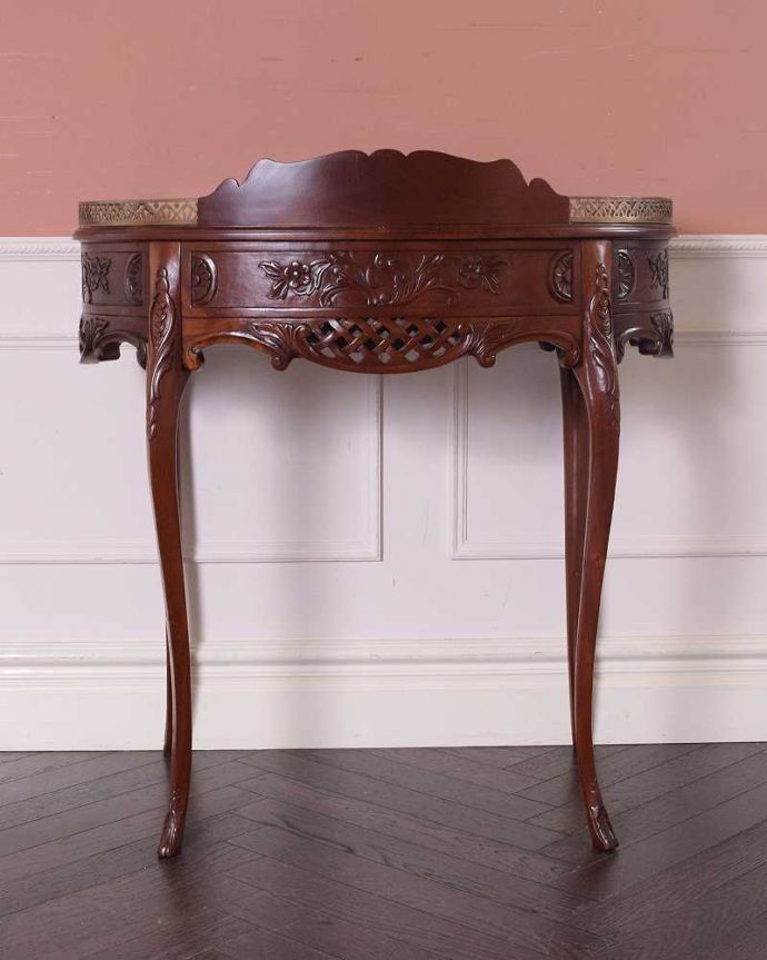 アンティークのデスク・書斎机　アンティーク家具　お花の彫りが美しい英国で見つけたアンティークライティングテーブル（デスク）。後ろ姿もキレイなんです。(q-1702-f)