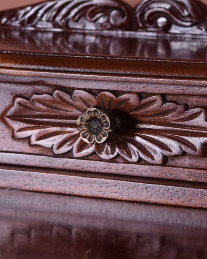 アンティークのデスク・書斎机　アンティーク家具　お花の彫りが美しい英国で見つけたアンティークライティングテーブル（デスク）。アンティークらしい取っ手取っ手のデザインもアンティーク家具は美しいんです。(q-1702-f)
