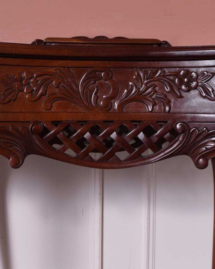 アンティークのデスク・書斎机　アンティーク家具　お花の彫りが美しい英国で見つけたアンティークライティングテーブル（デスク）。惚れ惚れするような美しさとっても堅い無垢材に一体どうやって彫っていったんでしょう？アンティークらしく細かい彫りを眺めているだけでうっとりしてしまいます。(q-1702-f)