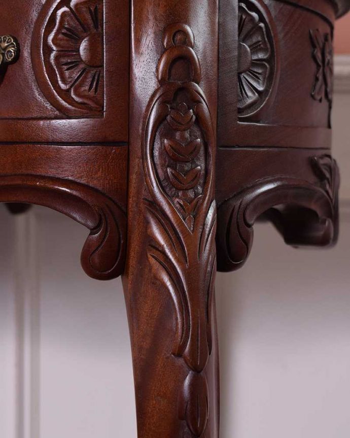 アンティークのデスク・書斎机　アンティーク家具　お花の彫りが美しい英国で見つけたアンティークライティングテーブル（デスク）。至る所に繊細な彫いろんな彫のデザインがありますが、個人的に美しいと思える女性らしく優雅なデザインを選んできました。(q-1702-f)