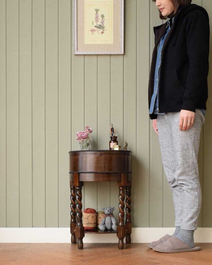 ソーイングボックス　アンティーク家具　英国で見つけたツイスト脚がキレイなソーイングボックス。女性のためのお裁縫箱今も昔も、女性だったら必ず持っているアンティークのソーイングボックス。(q-1703-f)