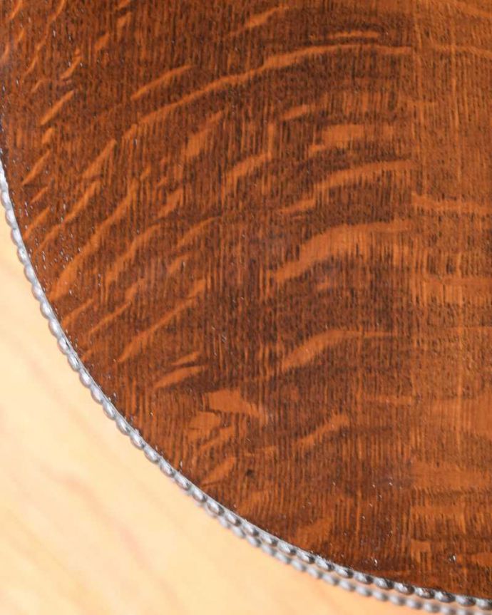 ソーイングボックス　アンティーク家具　英国で見つけたツイスト脚がキレイなソーイングボックス。近づいて見てみると･･･天板を見てみるとこんな感じです。(q-1703-f)