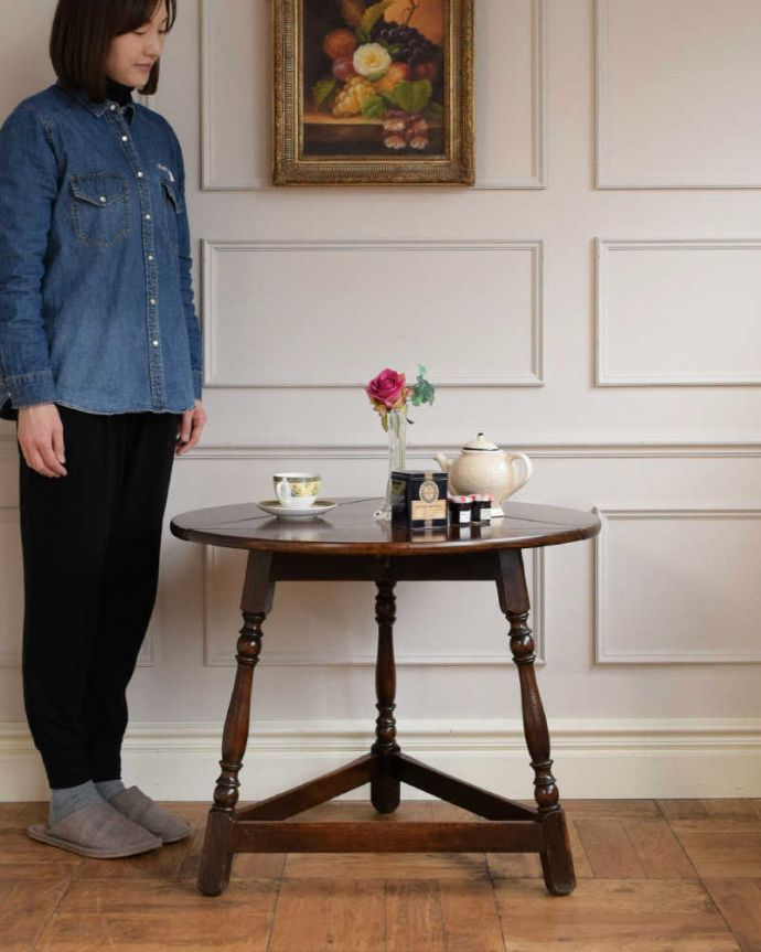 アンティークのテーブル アンティーク家具 天板の形が三角から丸に変わるイギリスのアンティーク家具、伸張式サイドテーブル(バタフライテーブル)。形が変わるアンティークのテーブルちょっとめずらしい天板の形が変わるアンティークのテーブル。(q-1704-f)