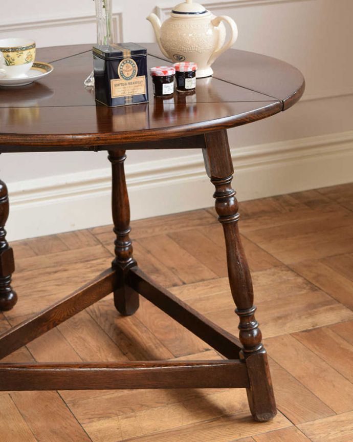 アンティークのテーブル アンティーク家具 天板の形が三角から丸に変わるイギリスのアンティーク家具、伸張式サイドテーブル(バタフライテーブル)。英国アンティークらしい脚の美しさが自慢どこに置いても目がいってしまう英国らしい脚のデザイン。(q-1704-f)