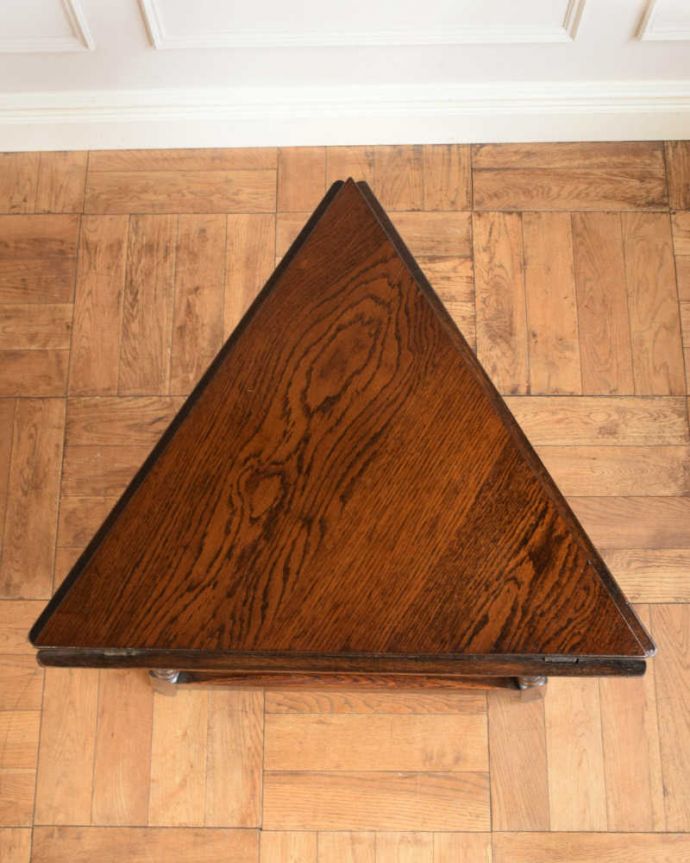 アンティークのテーブル アンティーク家具 天板の形が三角から丸に変わるイギリスのアンティーク家具、伸張式サイドテーブル(バタフライテーブル)。上から見ると・・・天板を開く前はこんな形です。(q-1704-f)