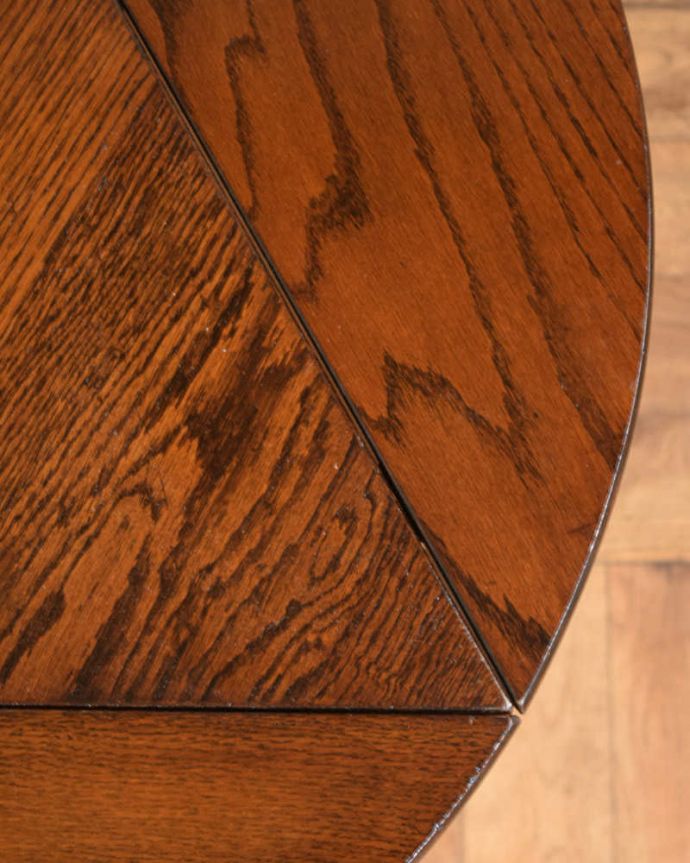 アンティークのテーブル アンティーク家具 天板の形が三角から丸に変わるイギリスのアンティーク家具、伸張式サイドテーブル(バタフライテーブル)。近づいてみると…アンティークは新品ではないので、もちろん経年変化によるキズはありますが、専門の職人がキレイにお直しをしているので、どこから見てもキレイです。(q-1704-f)