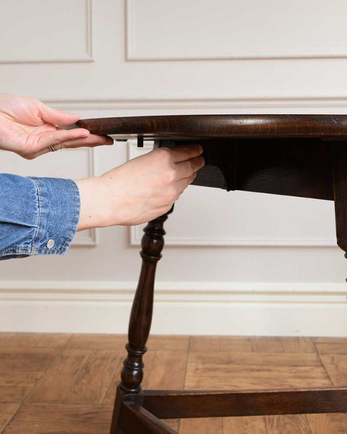 アンティークのテーブル アンティーク家具 天板の形が三角から丸に変わるイギリスのアンティーク家具、伸張式サイドテーブル(バタフライテーブル)。折り畳みもカンタンです。(q-1704-f)