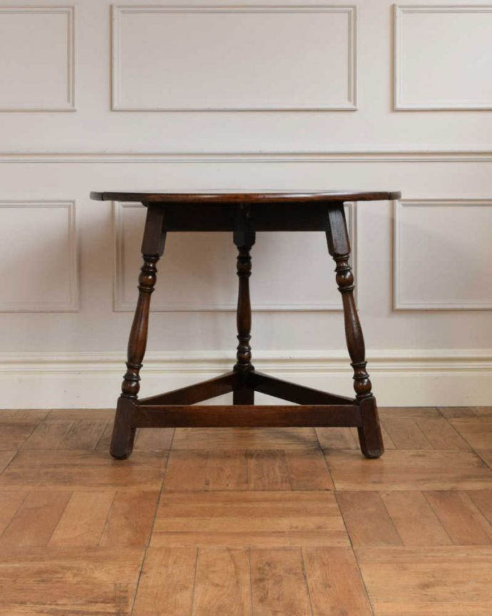 アンティークのテーブル アンティーク家具 天板の形が三角から丸に変わるイギリスのアンティーク家具、伸張式サイドテーブル(バタフライテーブル)。天板を広げるとこんな感じ開いても閉じても、自由に使える便利さが魅力です。(q-1704-f)