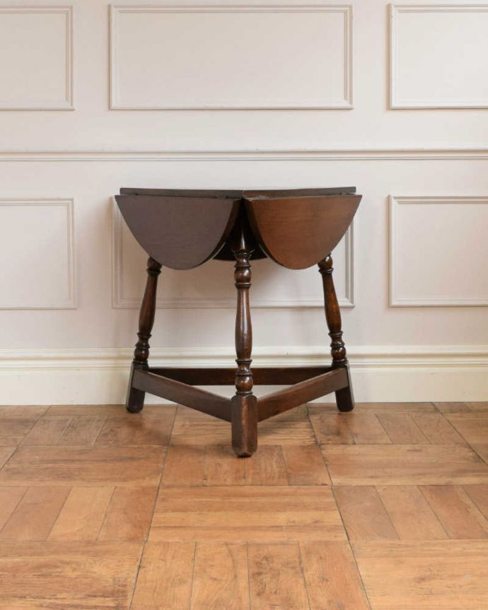 アンティークのテーブル アンティーク家具 天板の形が三角から丸に変わるイギリスのアンティーク家具、伸張式サイドテーブル(バタフライテーブル)。閉じると・・・まるで違う家具のような雰囲気。(q-1704-f)