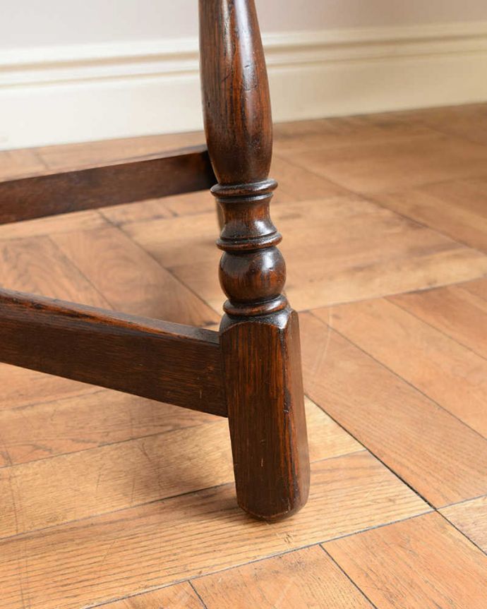 アンティークのテーブル アンティーク家具 天板の形が三角から丸に変わるイギリスのアンティーク家具、伸張式サイドテーブル(バタフライテーブル)。持ち上げなくても移動できます!Handleのアンティークは、脚の裏にフェルトキーパーをお付けしていますので、持ち上げなくても床を滑らせて移動させることが出来ます。(q-1704-f)