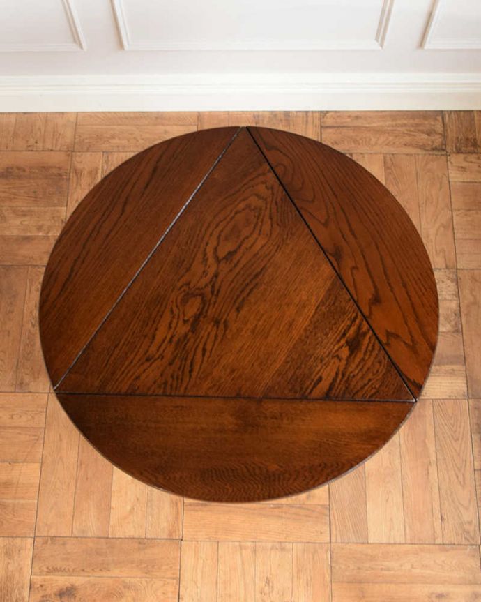 アンティークのテーブル アンティーク家具 天板の形が三角から丸に変わるイギリスのアンティーク家具、伸張式サイドテーブル(バタフライテーブル)。天板を広げてみると・・・広げてみると、まるで違う家具のような形。(q-1704-f)