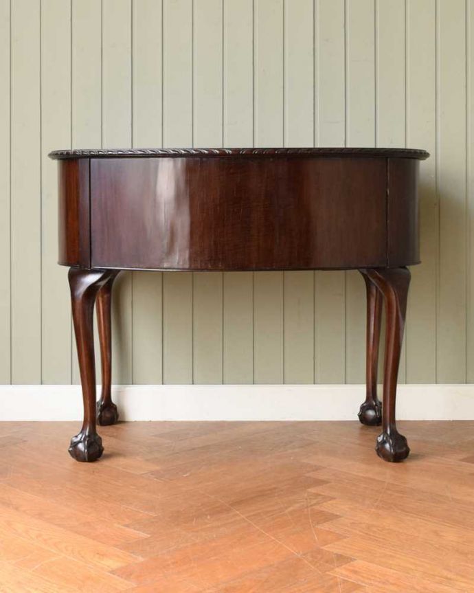 アンティークデスクの後ろ姿