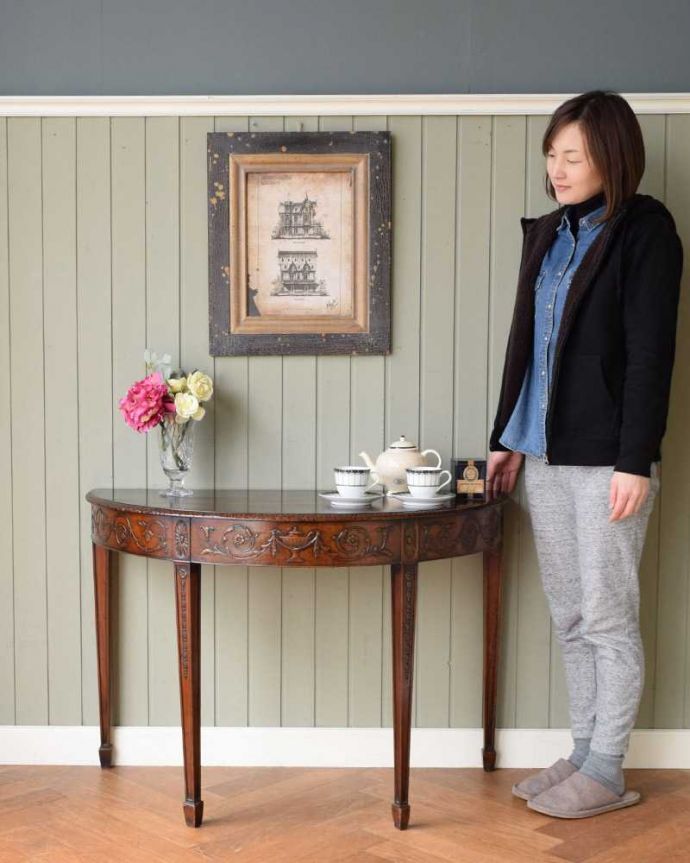 アンティークのテーブル　アンティーク家具　イギリス輸入のアンティーク家具、お花の彫りが美しいコンソールテーブル 。壁にピタッと付けるだけで出来るおしゃれコーナーハーフムーン型のコンソールテーブルは見せる場所を作ってくれる最強のアンティーク家具。(q-1706-f)