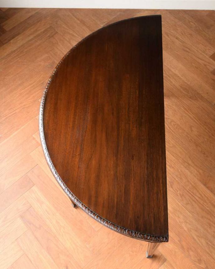 アンティークのテーブル　アンティーク家具　イギリス輸入のアンティーク家具、お花の彫りが美しいコンソールテーブル 。上から見ると半分のお月様が見えますハーフムーン（半月型）の天板には、何を置いても素敵に魅せてくれる力があります。(q-1706-f)