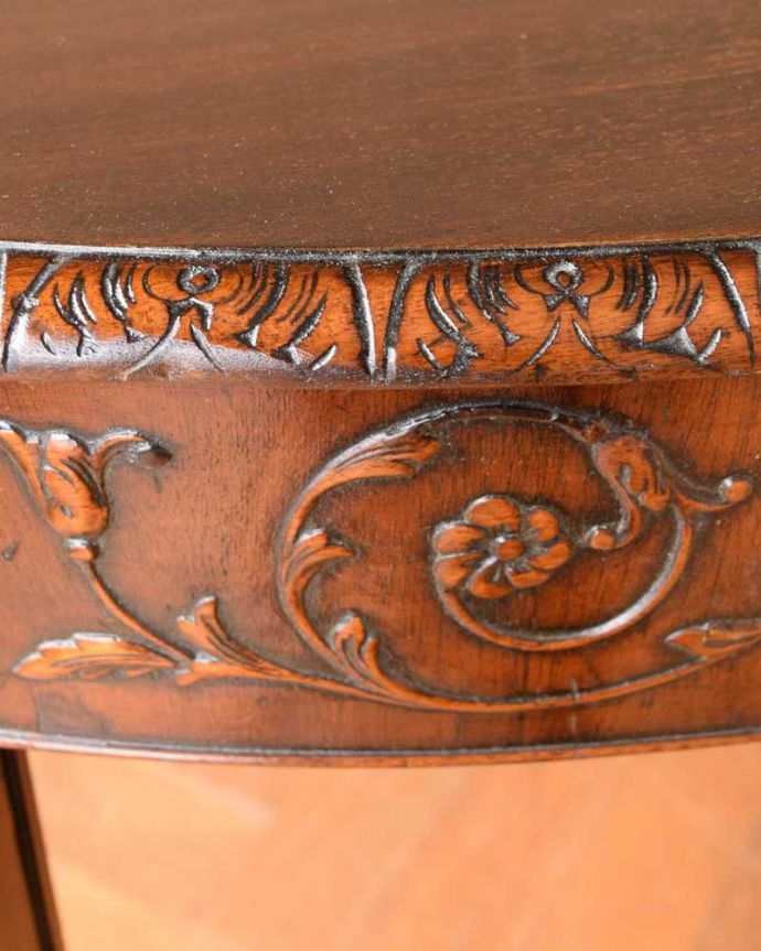 アンティークのテーブル　アンティーク家具　イギリス輸入のアンティーク家具、お花の彫りが美しいコンソールテーブル 。英国らしい華やかさ美しい彫にうっとり･･･ポイントポイントの装飾がキレイです。(q-1706-f)