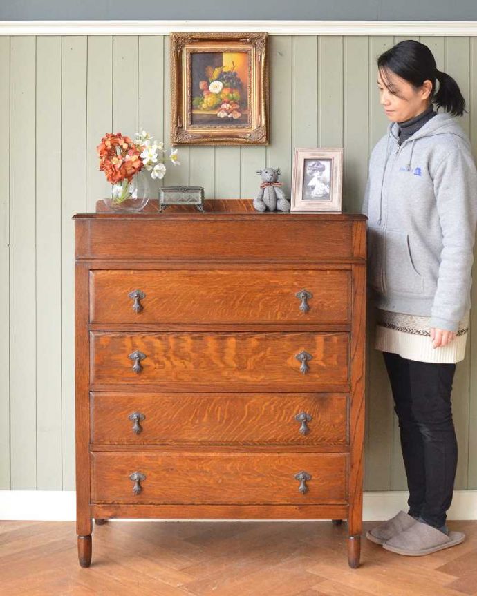 アンティークのチェスト アンティーク家具 機能的な鏡、小物収納付きのアンティーク家具、ドレッサーを兼ねたバチェラーズチェスト 。英国アンティークらしい落ち着いた雰囲気が自慢チョコレート色の落ち着いた色合いが英国アンティークらしい雰囲気のチェスト。(q-1707-f)