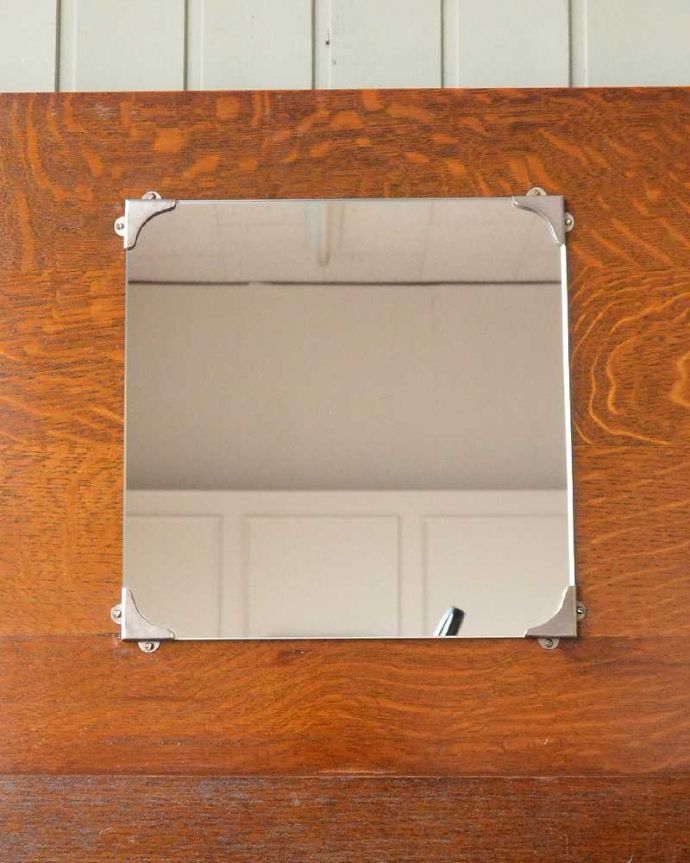 アンティークのチェスト アンティーク家具 機能的な鏡、小物収納付きのアンティーク家具、ドレッサーを兼ねたバチェラーズチェスト 。新しいミラーでお届けしますこちらは新しいミラーに交換しました。(q-1707-f)