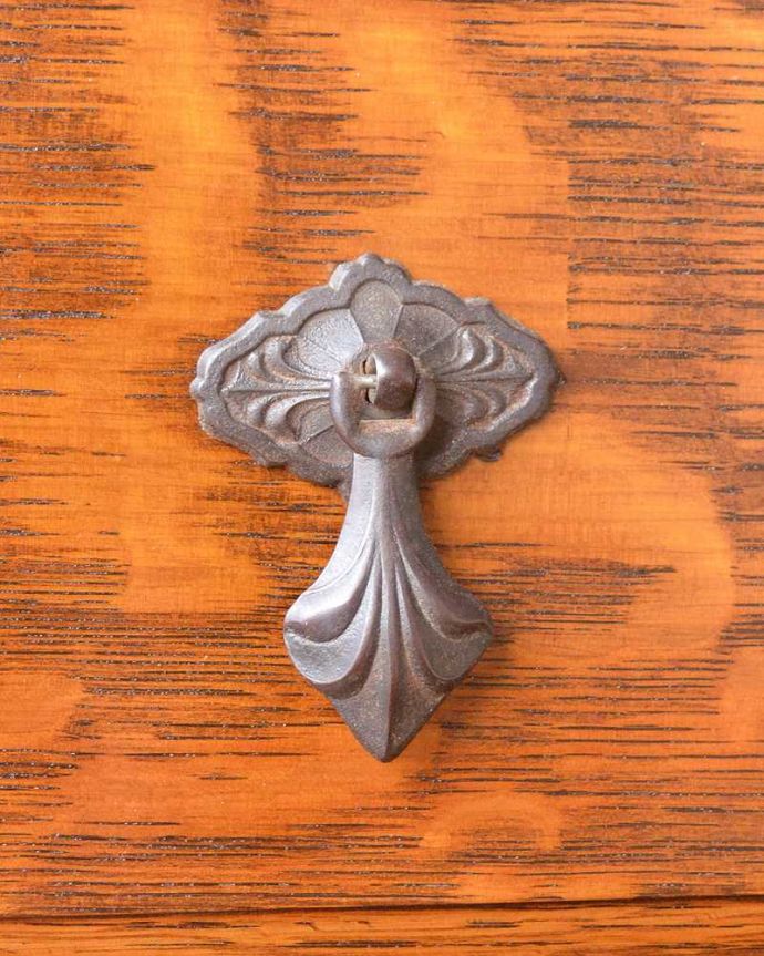 アンティークのチェスト アンティーク家具 機能的な鏡、小物収納付きのアンティーク家具、ドレッサーを兼ねたバチェラーズチェスト 。開ける度にワクワク高級感漂うアンティークらしいデザインの取っ手。(q-1707-f)