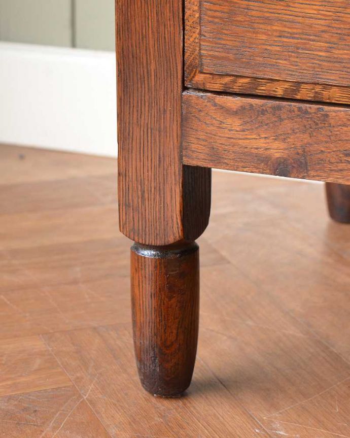 アンティークのチェスト アンティーク家具 機能的な鏡、小物収納付きのアンティーク家具、ドレッサーを兼ねたバチェラーズチェスト 。女性1人でラクラク運べちゃう仕掛けHandleのアンティークは、脚の裏にフェルトキーパーをお付けしています。(q-1707-f)