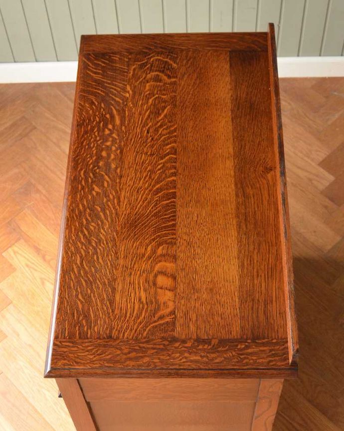 アンティークのチェスト アンティーク家具 機能的な鏡、小物収納付きのアンティーク家具、ドレッサーを兼ねたバチェラーズチェスト 。上から見ると・・・上から見ると、天板はこんな感じです。(q-1707-f)