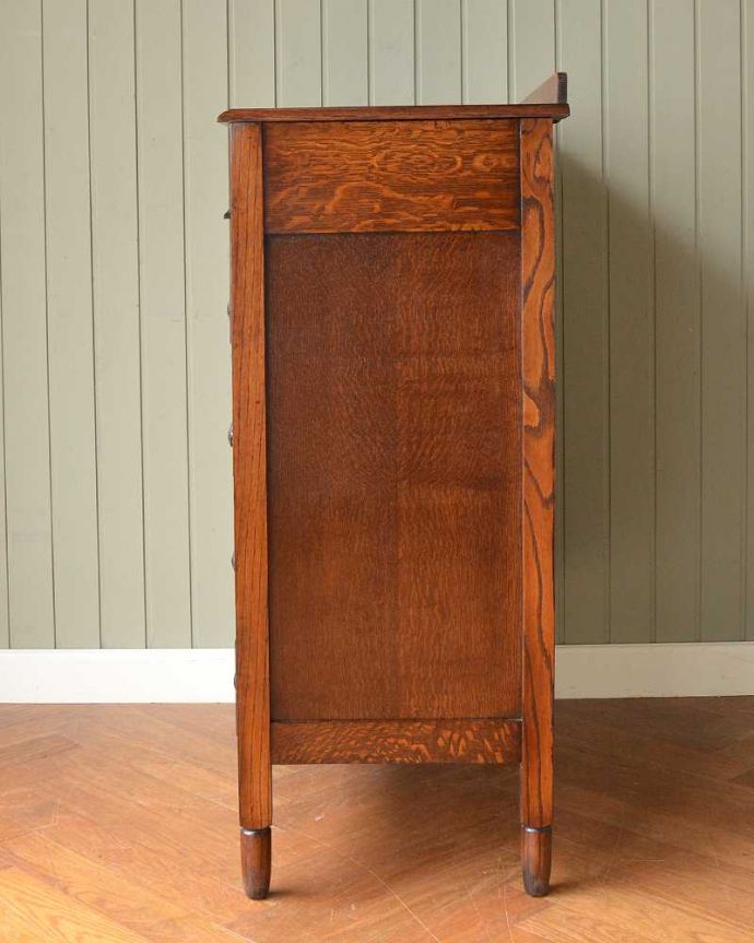 アンティークのチェスト アンティーク家具 機能的な鏡、小物収納付きのアンティーク家具、ドレッサーを兼ねたバチェラーズチェスト 。横顔だってカッコいい横から見るとこんな感じです。(q-1707-f)