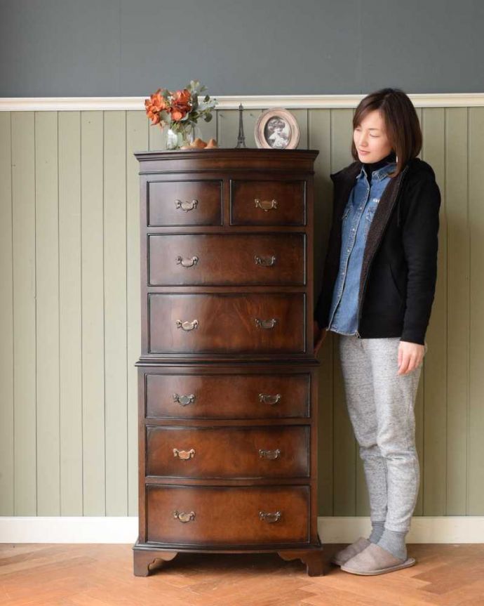 アンティークのチェスト アンティーク家具 高級材を贅沢に使用したアンティーク家具、トールボーイ6段チェスト。チェストの上に、もう1つチェスト!まるで2つのチェストが重なっているようなデザインのトールボーイ。(q-1708-f)