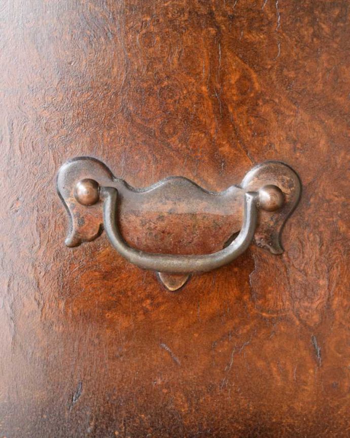 アンティークのチェスト アンティーク家具 高級材を贅沢に使用したアンティーク家具、トールボーイ6段チェスト。開ける度にワクワクする取っ手アンティークらしいデザインの取っ手をそっと引っ張って中を開けるたびに、宝箱を開けている気分です。(q-1708-f)