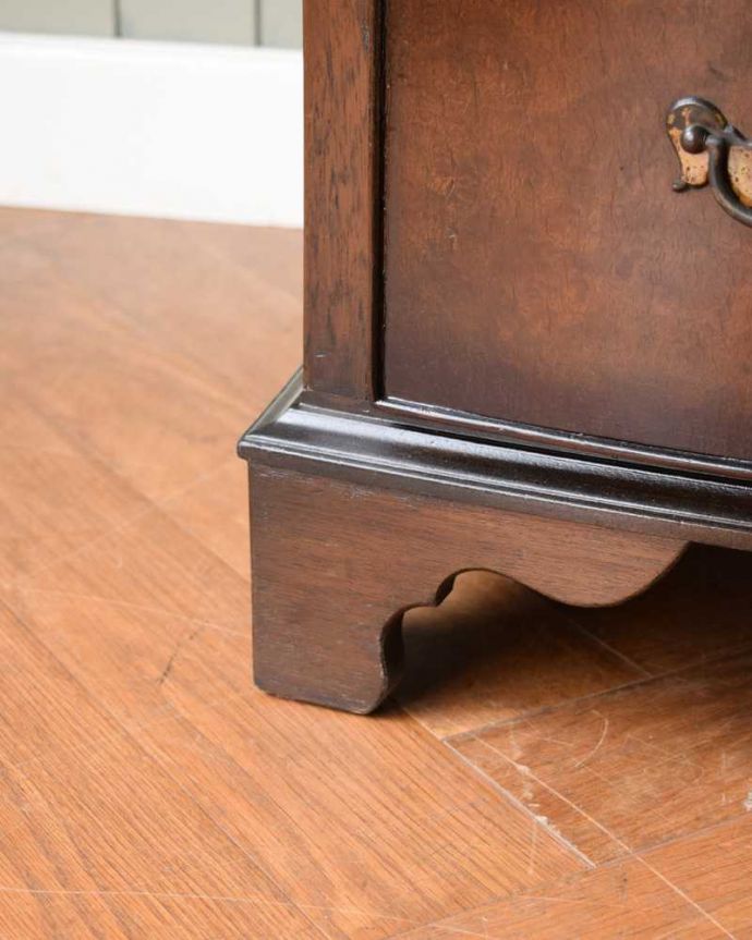 アンティークのチェスト アンティーク家具 高級材を贅沢に使用したアンティーク家具、トールボーイ6段チェスト。女性1人でラクラク運べちゃう仕掛けHandleのアンティークは、脚の裏にフェルトキーパーをお付けしています。(q-1708-f)