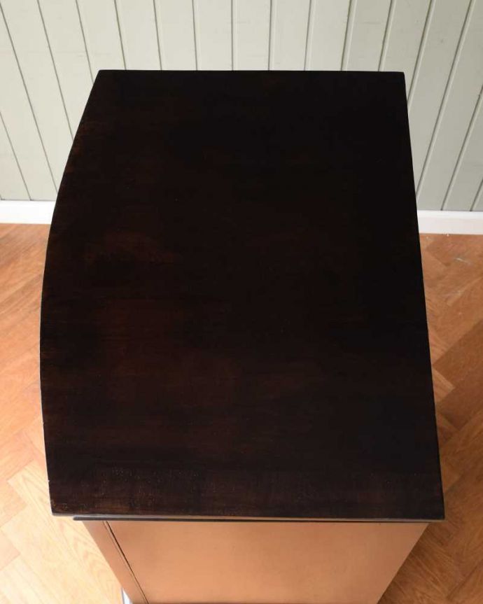 アンティークのチェスト アンティーク家具 高級材を贅沢に使用したアンティーク家具、トールボーイ6段チェスト。何を置こうかな・・・?チェストを形を上から見るとこんな感じです。(q-1708-f)