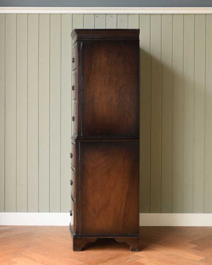 アンティークのチェスト アンティーク家具 高級材を贅沢に使用したアンティーク家具、トールボーイ6段チェスト。横顔も美しく!こんな風に見えますもちろん、横側もキレイに修復しているので、横顔もキレイです。(q-1708-f)