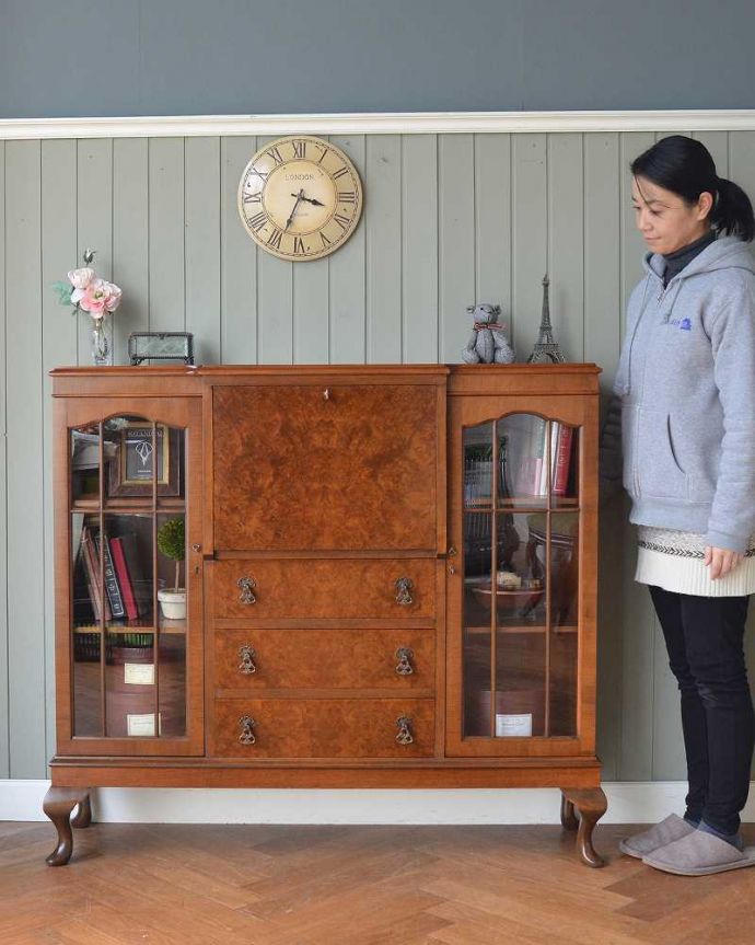 ビューロー アンティーク家具 英国の便利なアンティーク家具、本棚とデスクが一つになったサイドバイサイド 。1つで3役こなしちゃう便利な家具パッと見た目はガラスキャビネットなのに、デスク機能も備えたサイドバイサイド。(q-1709-f)