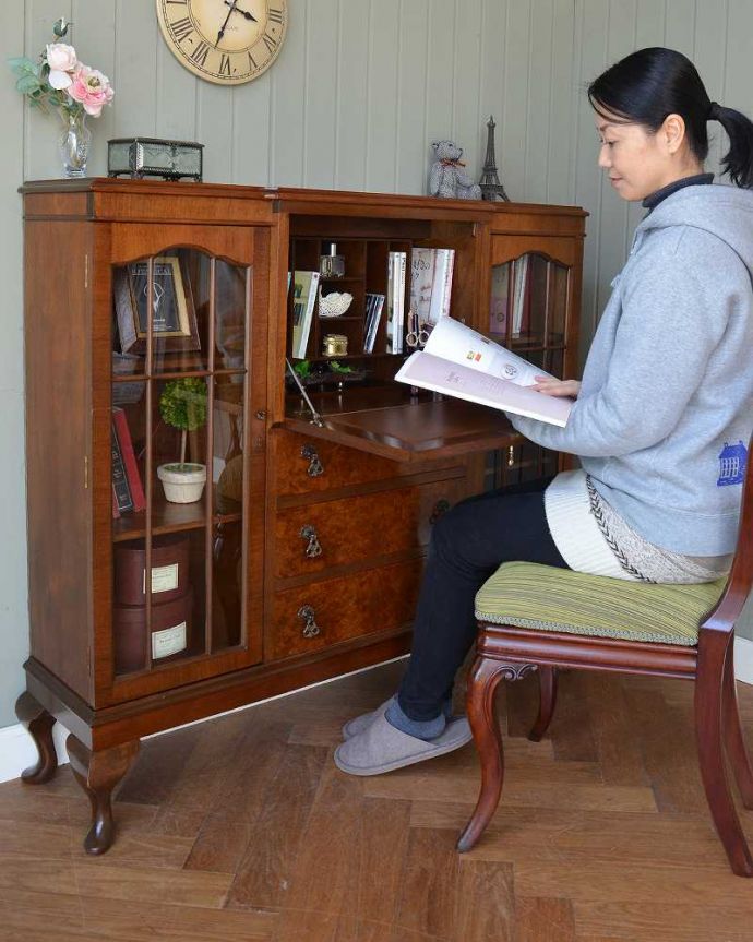 ビューロー アンティーク家具 英国の便利なアンティーク家具、本棚とデスクが一つになったサイドバイサイド 。あっという間に自分だけのデスクスペース扉を前に倒すと小さなビューローが。(q-1709-f)