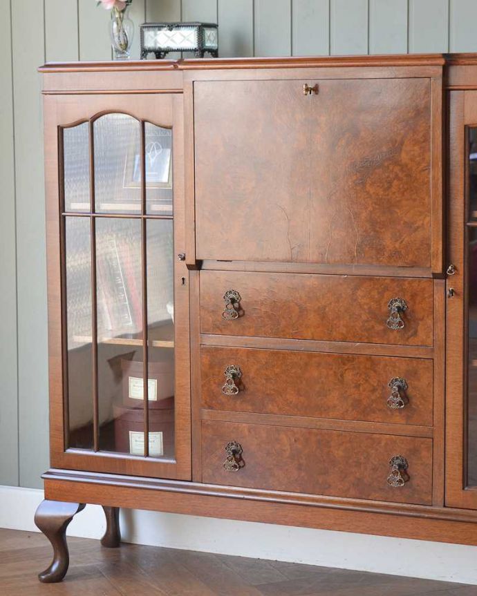 ビューロー アンティーク家具 英国の便利なアンティーク家具、本棚とデスクが一つになったサイドバイサイド 。アンティークらしいガラス扉の美しさ見た目はガラス扉のキャビネット。(q-1709-f)