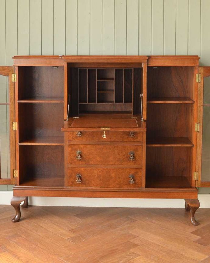 ビューロー アンティーク家具 英国の便利なアンティーク家具、本棚とデスクが一つになったサイドバイサイド 。扉を開けてみると・・・専門の職人がしっかり修復したので、扉の中もこんな感じでキレイです。(q-1709-f)