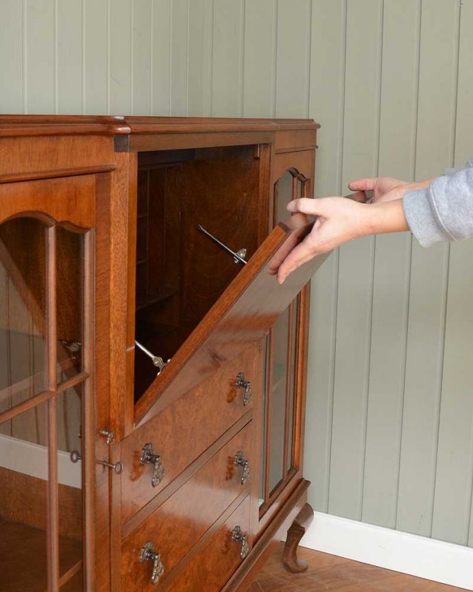 ビューロー アンティーク家具 英国の便利なアンティーク家具、本棚とデスクが一つになったサイドバイサイド 。あっという間にデスクに変身フラップ扉を前に倒すだけで、あっという間にデスクが登場!どんな場所でも使えるデスクです。(q-1709-f)