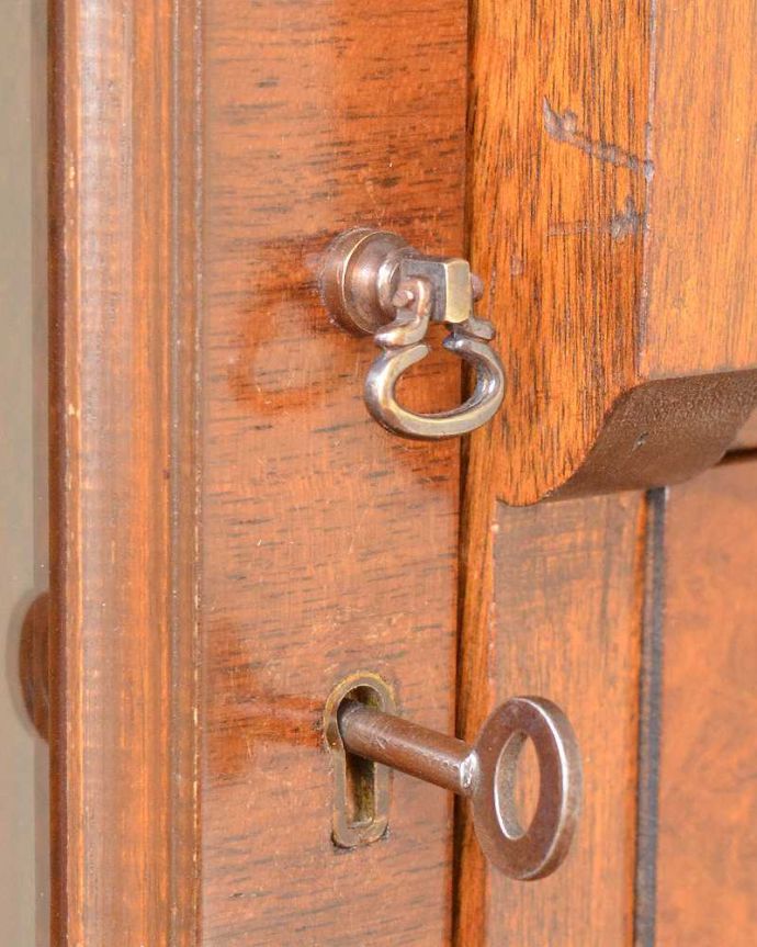 ビューロー アンティーク家具 英国の便利なアンティーク家具、本棚とデスクが一つになったサイドバイサイド 。アンティークらしいデザイン取っ手のデザインも美しいです。(q-1709-f)