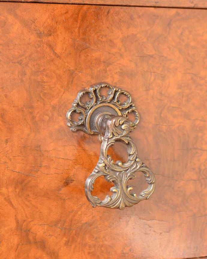 ビューロー アンティーク家具 英国の便利なアンティーク家具、本棚とデスクが一つになったサイドバイサイド 。開けるたびに、ワクワク・・・ 引き出しの取っ手を持って開ける度にまるで宝箱を開ける気分です。(q-1709-f)