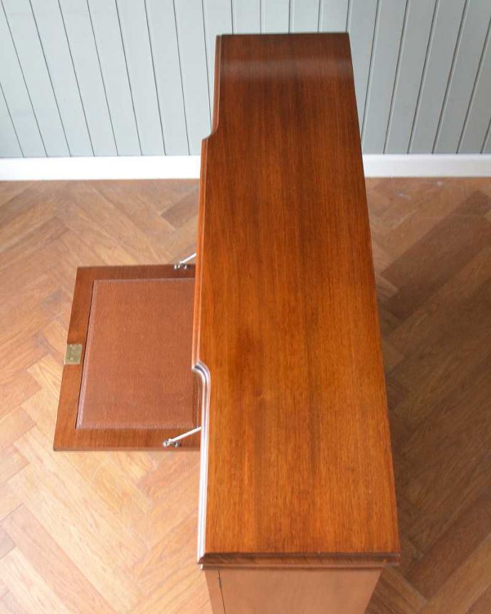 ビューロー アンティーク家具 英国の便利なアンティーク家具、本棚とデスクが一つになったサイドバイサイド 。上から見てみましょう天板の上から見てみるとこんな感じで奥行きが浅い家具なんです。(q-1709-f)