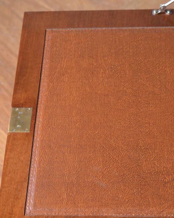 ビューロー アンティーク家具 英国の便利なアンティーク家具、本棚とデスクが一つになったサイドバイサイド 。やっぱり気になるデスク部分デスク部分の天板を近づいて見てみるとこんな感じです。(q-1709-f)