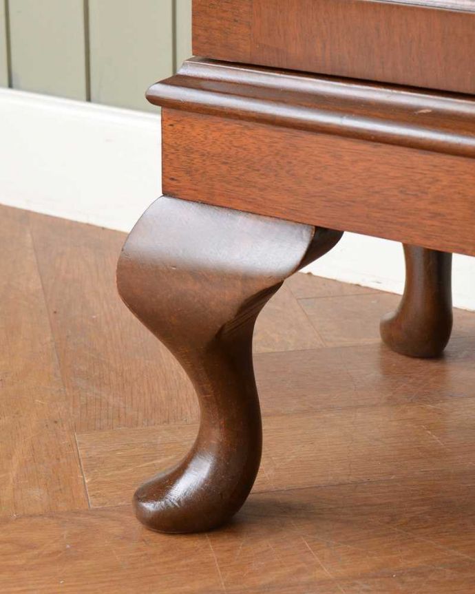 ビューロー アンティーク家具 英国の便利なアンティーク家具、本棚とデスクが一つになったサイドバイサイド 。女性でも運べちゃう理由は・・・Handleのアンティークは、女性1人でも移動が出来るように、脚の裏にフェルトキーパーをお付けしています。(q-1709-f)