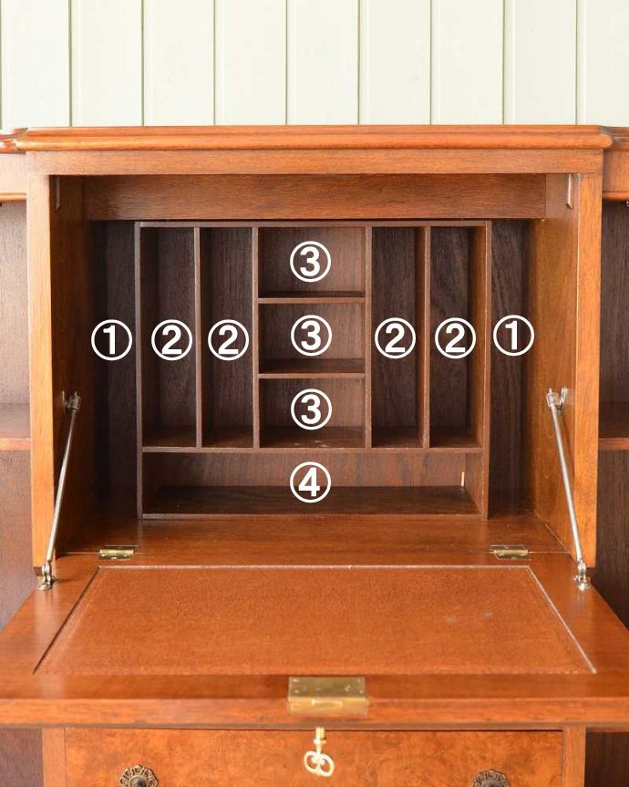 ビューロー アンティーク家具 英国の便利なアンティーク家具、本棚とデスクが一つになったサイドバイサイド 。デスク部分にはお片付け上手のヒミツ細々としたものがキレイに収納できるように細かく仕切られているので、いろんなものをスッキリ片付けられます。(q-1709-f)