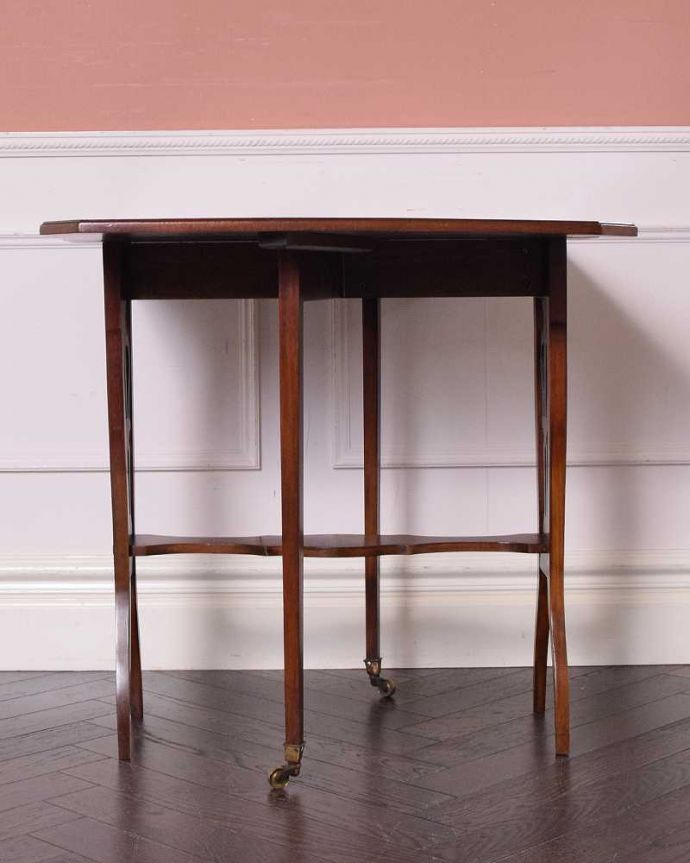 アンティークのテーブル　アンティーク家具　優雅なアンティーク英国家具、伸張式のゲートレッグテーブル（サザーランドテーブル）。クルッと回転。(q-1710-f)