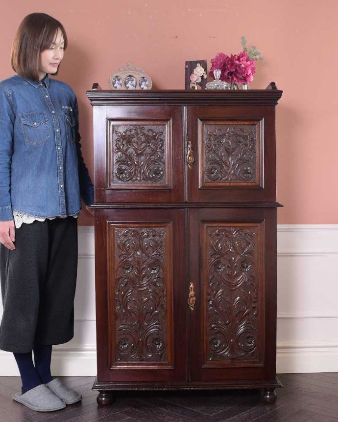 アンティークのキャビネット アンティーク家具 美しい彫がたっぷり施された英国輸入のアンティークカップボード。英国らしい重厚感のあるキャビネットアンティークだから手に入れることが出来る素材の良さを際立つキャビネット。(q-1711-f)