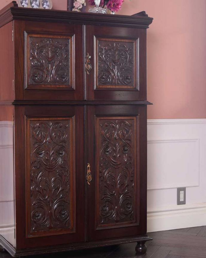 アンティークのキャビネット アンティーク家具 美しい彫がたっぷり施された英国輸入のアンティークカップボード。重厚な英国アンティークらしい雰囲気見た目もアンティークらしさたっぷりの美しさ。(q-1711-f)