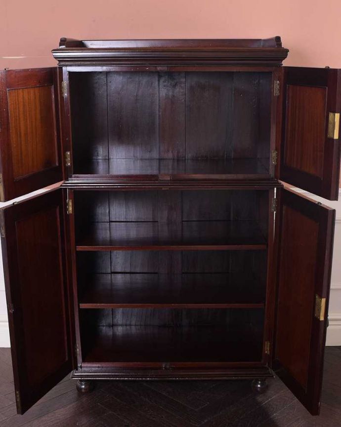 アンティークのキャビネット アンティーク家具 美しい彫がたっぷり施された英国輸入のアンティークカップボード。扉の中を見てみると・・・中には木製の棚板が。(q-1711-f)