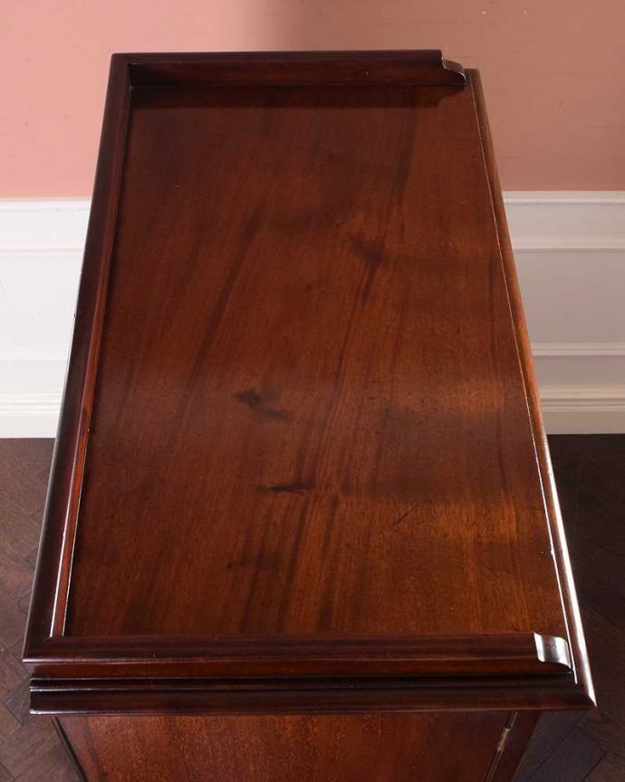 アンティークのキャビネット アンティーク家具 美しい彫がたっぷり施された英国輸入のアンティークカップボード。上から見てるとこんな形のキャビネットです。(q-1711-f)