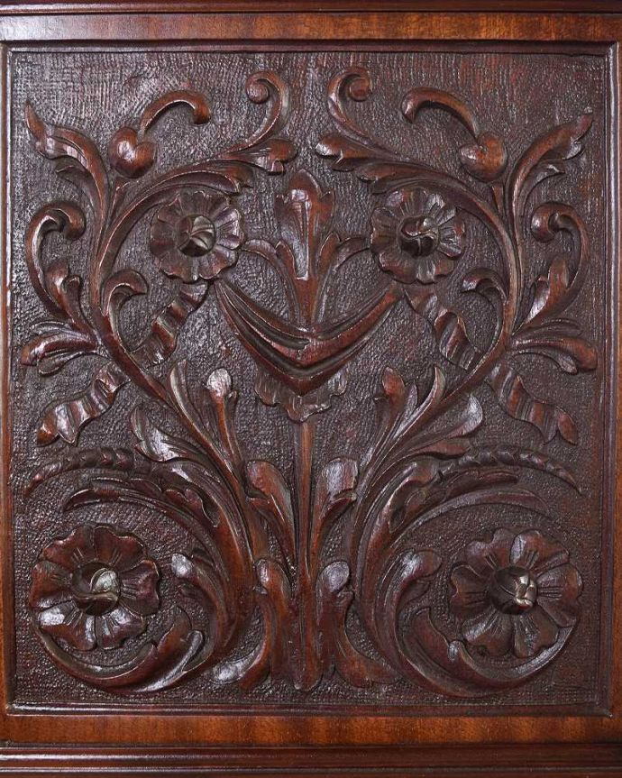 アンティークのキャビネット アンティーク家具 美しい彫がたっぷり施された英国輸入のアンティークカップボード。惚れ惚れする彫の美しさこんなに堅い無垢材に一体どうやって彫ったんだろう?と不思議になるくらいアンティークらしく細かい彫りは眺めているだけでうっとりする美しさです。(q-1711-f)